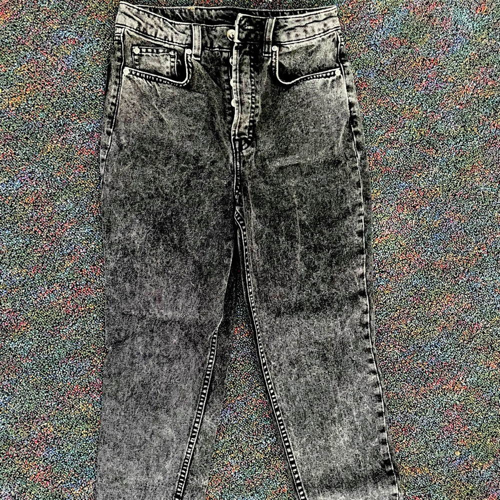 High-waisted jeans